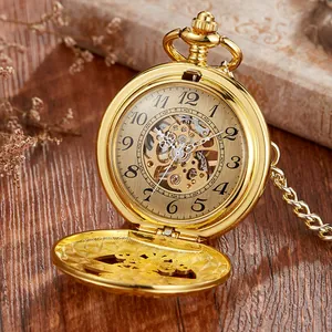 Gros plan d'une montre à gousset squelette vintage dorée avec mécanisme apparent