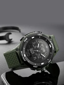 Gros plan du cadran de la montre de sport TOMI avec bracelet vert olive et double affichage