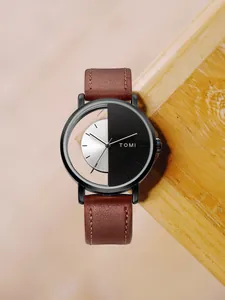 Detail der minimalistischen TOMI-Uhr mit Skelett-Zifferblatt und braunem Lederband