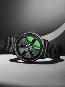 Dettaglio orologio al quarzo uomo con quadrante rotante a forma di cerchione verde