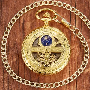 Détail d'une montre de poche mécanique dorée vintage avec gravure squelette élégante