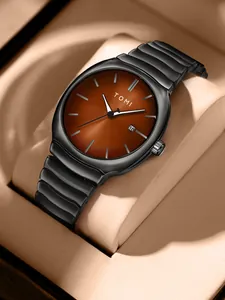 Gros plan d'une montre à quartz TOMI pour homme avec cadran marron et bracelet noir