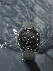 Gros plan détaillé de la montre de sport TOMI vert olive avec cadran étanche à double affichage