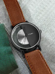 Nahaufnahme der TOMI Unisex-Minimaluhr mit hohlem Zifferblatt und braunem Lederband