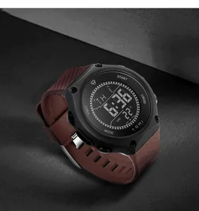 Gros plan sur la montre numérique de sport TOMI pour homme avec bracelet silicone