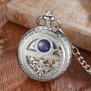 Vue détaillée de la montre de poche mécanique vintage argentée avec cadran soleil lune