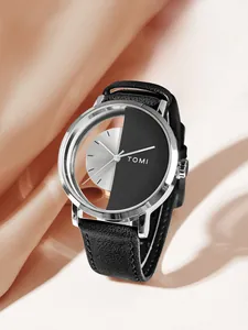 Nahaufnahme einer minimalistischen TOMI Uhr mit transparentem Zifferblatt und Lederarmband