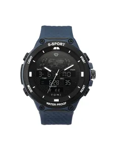 Détail de la montre de sport TOMI pour homme avec affichage double et bracelet bleu