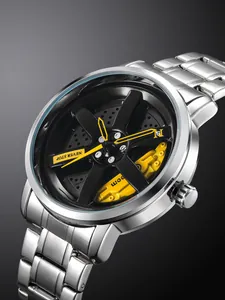 Vista macro dell'orologio a cerchio auto con pinza gialla e cinturino in acciaio