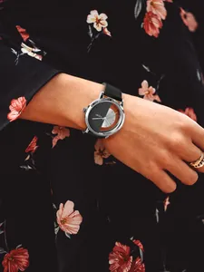 Detailaufnahme der minimalistischen TOMI-Uhr mit hohlem transparentem Zifferblatt