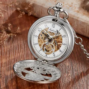 Vue détaillée d'une montre à gousset mécanique squelette vintage sur fond de bois