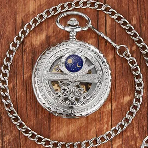 Gros plan d'une montre à gousset mécanique vintage argentée avec motif étoilé