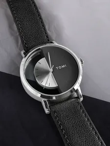 Detailaufnahme der TOMI minimalistischen hohlen Uhr mit strukturiertem schwarzem Lederband