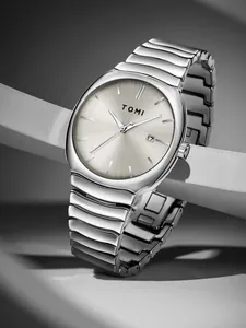 Gros plan de la montre à quartz TOMI pour homme avec cadran argenté et métal