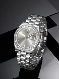Détail de la montre d'affaires argentée TOMI avec lunette sertie de cristaux et bracelet