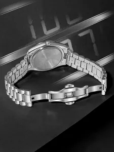 Vue détaillée d'un bracelet de montre en acier inoxydable pour homme avec fermoir