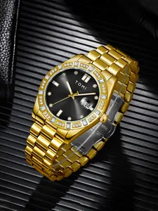 Détail macro de la montre dorée TOMI pour homme avec lunette sertie de cristaux de luxe