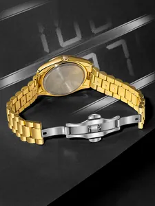Vue détaillée du dos de la montre en acier inoxydable et du fermoir déployant sécurisé.