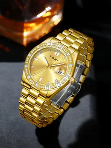 Gros plan sur la montre d'affaires TOMI dorée avec lunette en cristal et bracelet