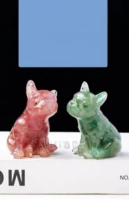 Makro-Detail von Französische Bulldogge-Figuren mit Naturkristallen und Goldfolie.
