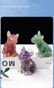 Drei bunte Harz-Französische Bulldogge-Figuren mit Goldfolie auf weißen Blöcken.