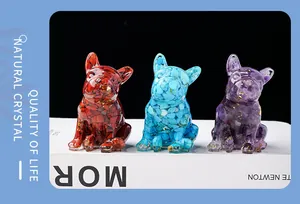 Nahaufnahme von drei bunten Kunstharz-Bulldoggen mit Kristallsteinen und Goldfolie