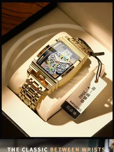 Vue détaillée d'une montre mécanique squelette tonneau en or de luxe avec engrenages