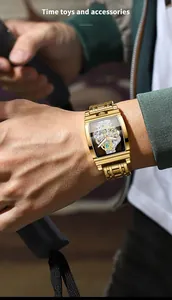 Vue détaillée d'une montre mécanique squelette tonneau de luxe en or portée au poignet