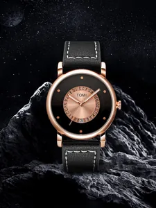 Primo piano dell'orologio TOMI con cassa in oro rosa e cinturino in pelle nera su sfondo cosmico