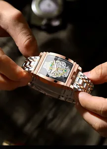 Vue détaillée d'une montre squelette mécanique pour hommes de forme tonneau en acier