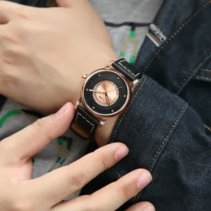 Primo piano dettagliato dell'orologio TOMI con cinturino in pelle nera e datario traforato