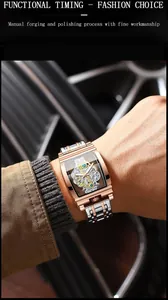 Détail d'une montre squelette pour homme de forme tonneau avec bracelet bicolore