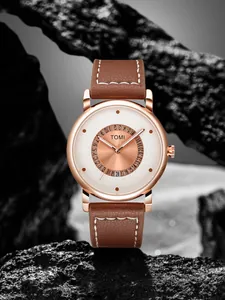 Primo piano dell'orologio TOMI con cinturino in pelle marrone e quadrante calendario unico