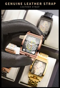 Vue détaillée d'une montre squelette en or rose montrant le mouvement des engrenages