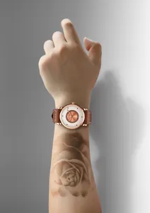 Orologio TOMI minimalista con quadrante calendario scheletrato e cinturino in pelle marrone
