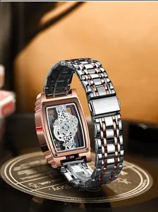 Vue détaillée d'une montre mécanique squelette tonneau avec bracelet bicolore en métal
