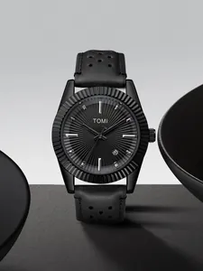 Vue détaillée de la montre à quartz noire TOMI pour homme avec lunette cannelée et date