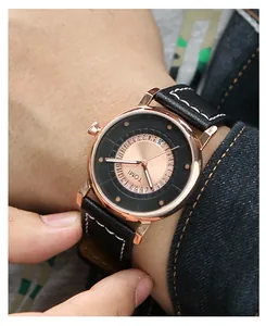 Primo piano dell'orologio fashion TOMI con datario a vista e cassa in metallo oro rosa.