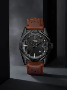 Vue détaillée de la montre à quartz TOMI pour homme avec bracelet en cuir et lunette
