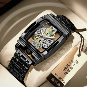 Montre squelette tonneau pour homme avec mouvement mécanique et bracelet en acier noir.