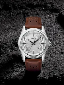 Vue détaillée de la montre à quartz TOMI pour homme avec lunette cannelée et cuir.