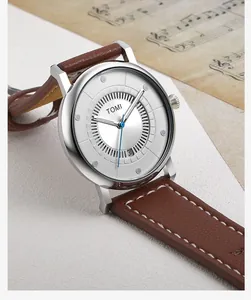 Primo piano dell'orologio TOMI con quadrante argentato e cinturino in pelle marrone