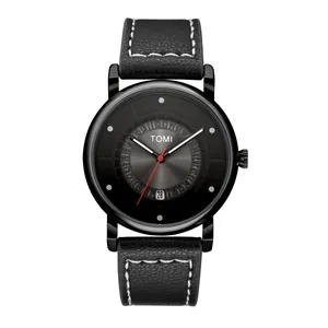 Dettaglio dell'orologio nero minimalista TOMI con datario e cinturino in pelle