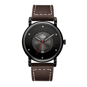 Vista dettagliata dell'orologio TOMI con quadrante nero e cinturino in pelle marrone.