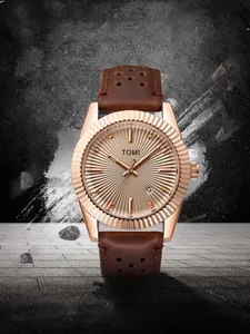 Élégante montre à quartz TOMI pour homme avec lunette cannelée or rose et bracelet en cuir.