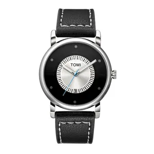 Vista dettagliata dell'orologio minimalista TOMI con cinturino in pelle nera