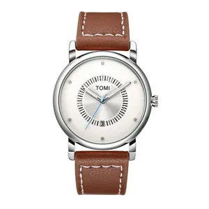 Dettaglio dell'orologio minimalista TOMI con cinturino in pelle marrone e quadrante bianco