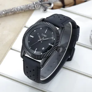 Vue détaillée de la montre à quartz TOMI noire avec lunette cannelée et date