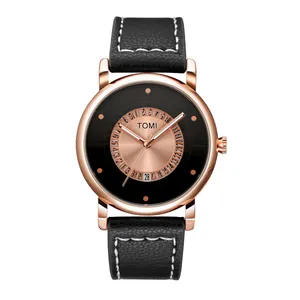 Vista dettagliata dell'orologio TOMI minimalista con cassa in oro rosa e datario