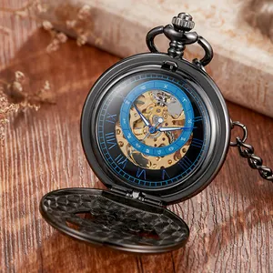 Gros plan sur montre à gousset mécanique avec cadran zodiaque bleu et mouvement squelette.